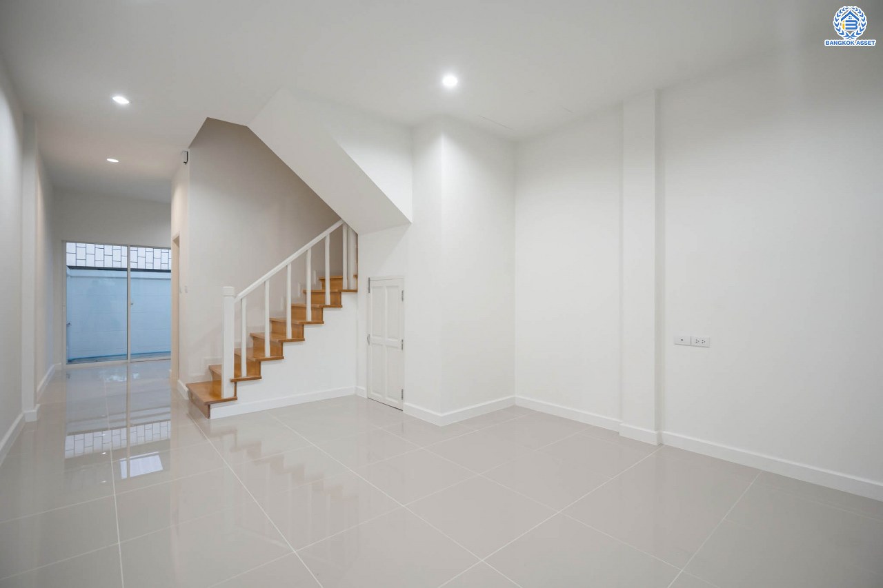 บ้านมือสองตกแต่งใหม่ ทาวน์โฮม 3 ชั้น โครงการ ปริญลักษณ์ เพชรเกษม69 พร้อมวิวสวนหน้าบ้าน บนเนื้อที่ 17.5 ตร.ว. ฟังก์ชัน 4 ห้องนอน 3 ห้องน้ำ จอดรถได้ 1 คัน รองรับทุกกิจกรรม บนทำเลเชื่อมต่อหลายเส้นทาง ใกล้จุดขึ้นทางด่วน "เพชรเกษม" และรถไฟฟ้าสายสีน้ำเงิน "สถานีหลักสอง"